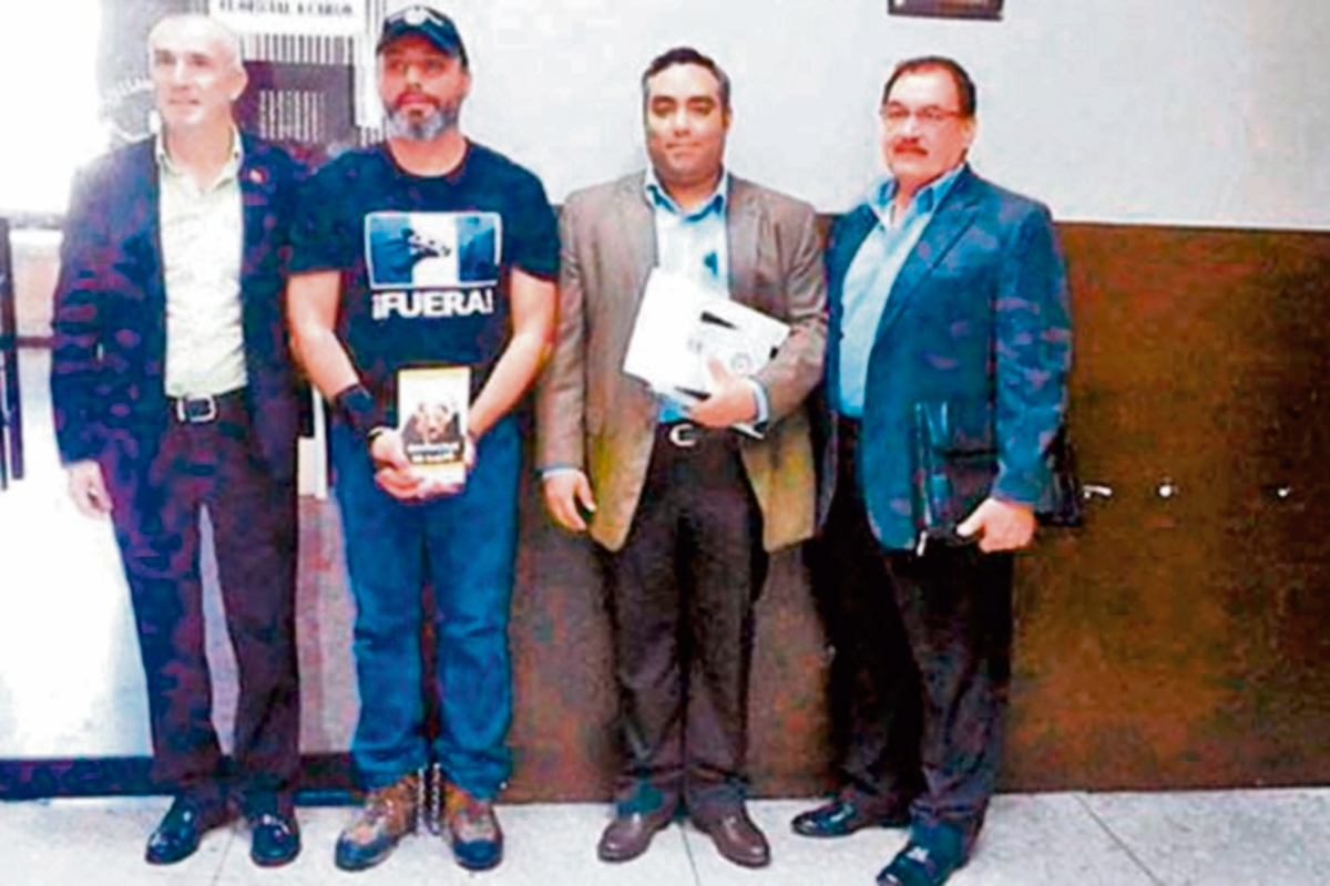 El periodista español Ricardo Angoso, el capitán Byron Lima Oliva, su hermano, Luis Lima, y el oficial Platero Trabanino, juntos en una de las audiencias de Byron Lima, acusado por el MP de liderar una red criminal dentro de presidios.