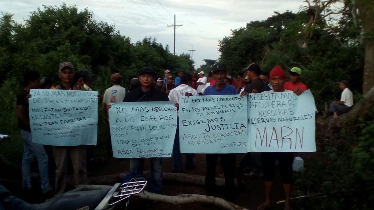 Pescadores muestran pancartas y señalan contaminación de dos esteros en Champerico, Retalhuleu (Foto Prensa Libre: Jorge Tizol)