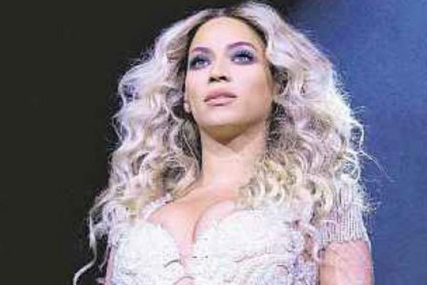 La cantante estadounidense Beyoncé sorprendió ayer a sus fanes con el lanzamiento de su anunciado quinto álbum como solista en iTunes.