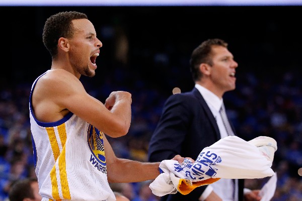 Stephen Curry volvió a festejar con los Warriors. (Foto Prensa Libre: AFP)