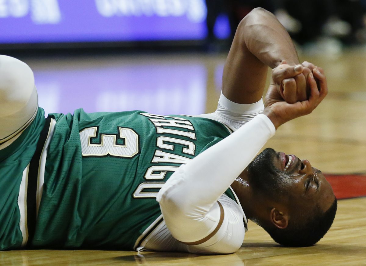 Dwyane Wade se fracturó el codo derecho y se despide de la presente temporada de la NBA. (Foto Prensa Libre: AP).