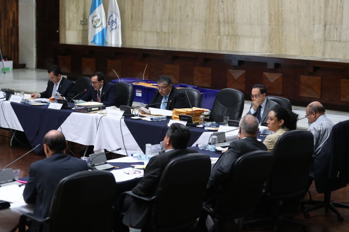 Miembros de la comisión durante la revisión de los señalamientos contra los aspirantes, este martes. (Foto Prensa Libre: Esbin García).