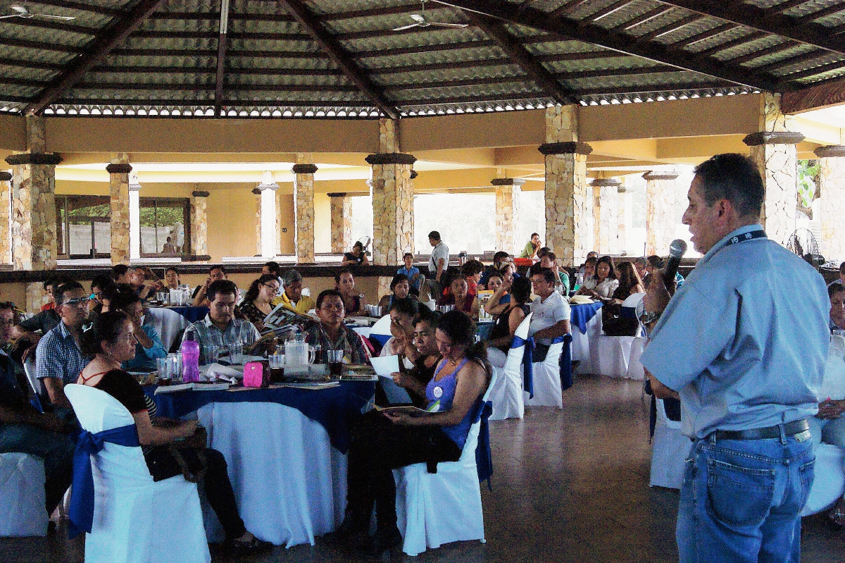 Maestros de    establecimientos educativos de Jocotán, Camotán, San Juan Ermita y OLopa, Chiquimula, participan en el evento. (Foto Prensa Libre: Edwin Paxtor)