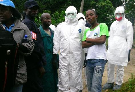 Enfermeros llegan para sepultar el cuerpo de Seidia Passawee Sherrif quien falleció a causa del ébola en Liberia. (Foto Prensa Libre: AFP).