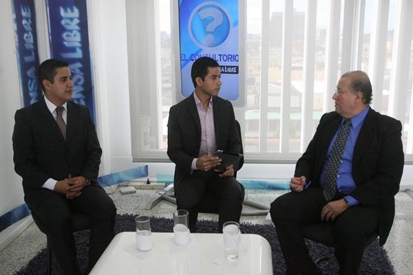 El abogado Érick López —Izq.— y el geriatra Josué Avendaño —Der.—, con el periodista Cristian Dávila (Foto Prensa Libre: BRENDA MARTÍNEZ).