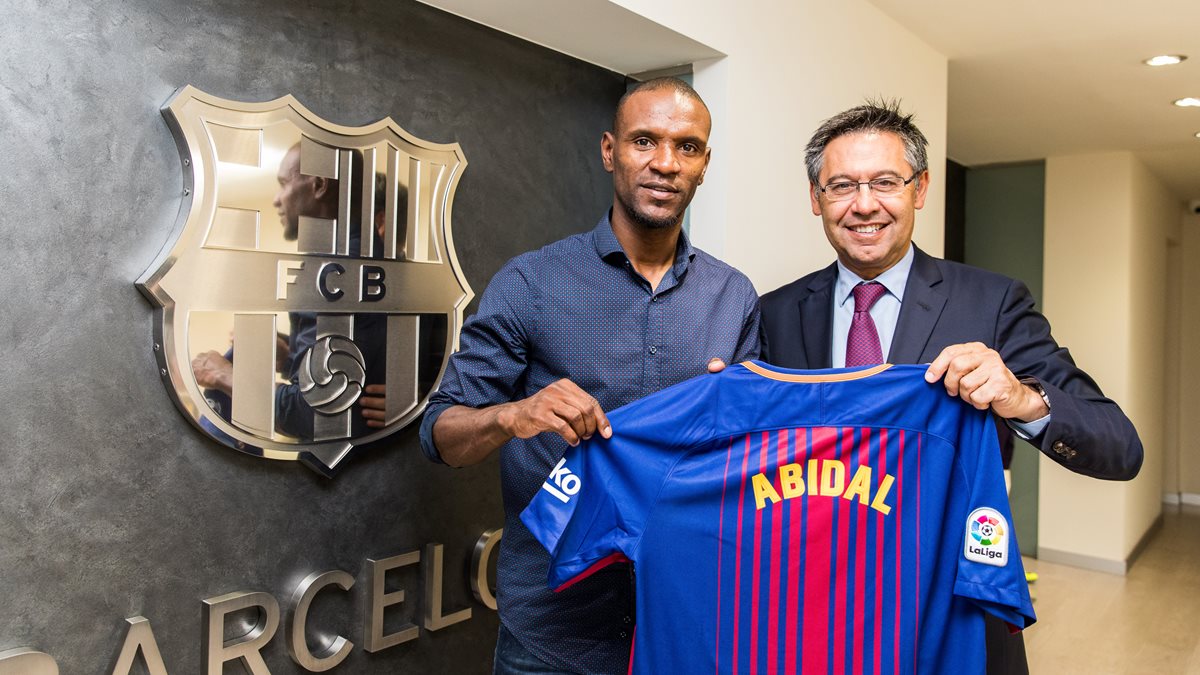 Eric Abidal posa junto al presidente del FC Barcelona, Josep Bartomeu. (Foto Prensa Libre: AFP)
