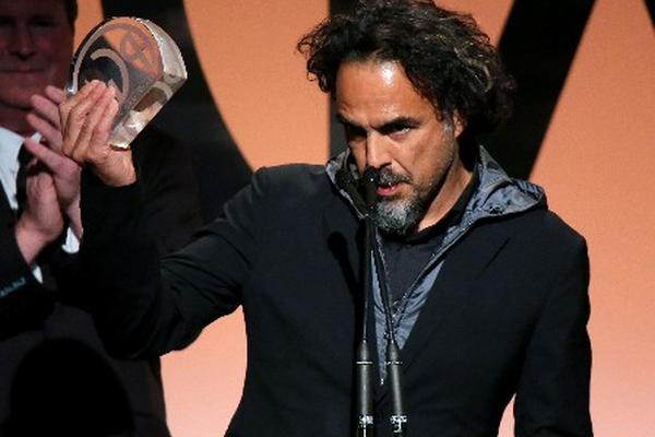 El director mexicano Alejandro González Iñárritu recibe el premio de los productores por la cinta Birdman. (Foto Prensa Libre: AFP)