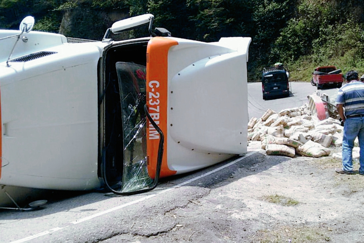 El  camión transportaba cien sacos de cemento. (Foto Prensa Libre: Óscar Figueroa)