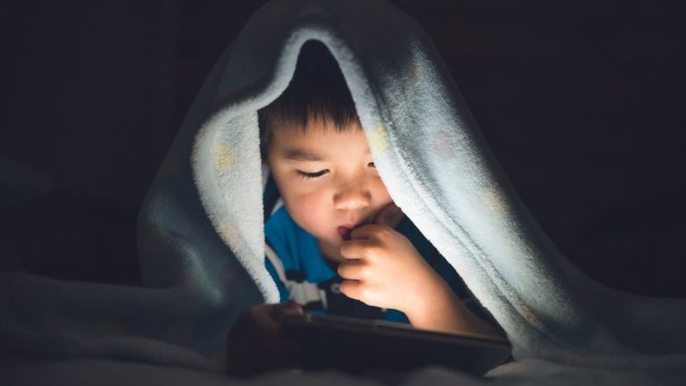 Limitar las horas de uso del teléfono, sobre todo por la noche, es una de las pautas a tener en cuenta. (Getty Images).