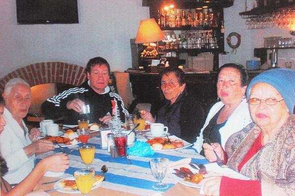 Hugo René Motta comparte con miembros de su familia, en  fotografía de archivo.