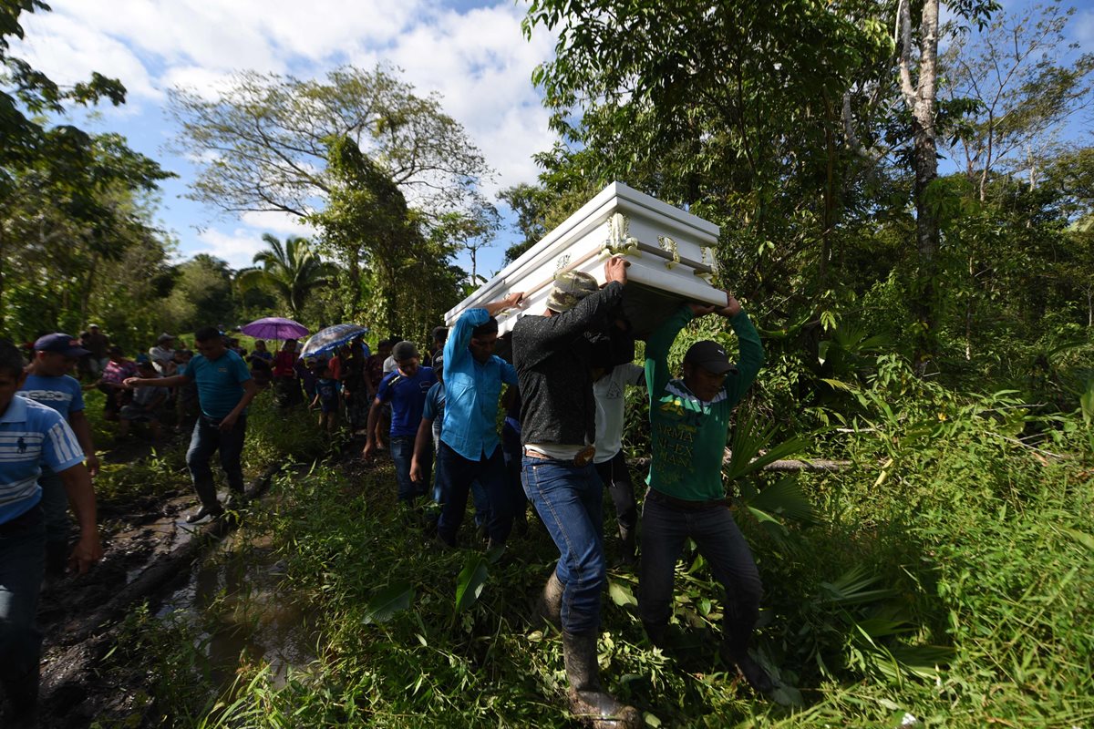 Familiares de la familia Caal cargan el féretro que lleva el cuerpo de Jakelin Caal, para su inhumación.