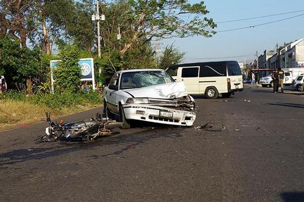 Una persona murió en un accidente de tránsito en la cabecera de Escuintla, cuando una motocicleta chocó con un taxi. (Foto Prensa Libre: Carlos Paredes)
