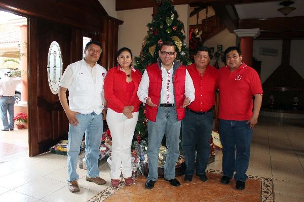 Baldizón —centro—, acompañado de Mynor Cappa, Delia Bac, Baudilio Hichos y Edín Casasola.