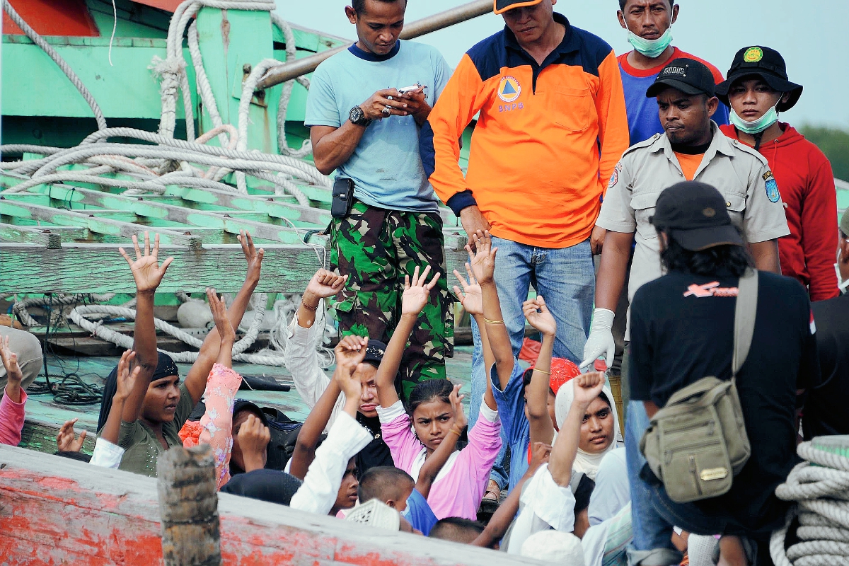 Un grupo de inmigrantes rescatados, en su mayoría rohingya de Birmania y Bangladés, rescatados en Indonesia. (Foto Prensa Libre:AFP)