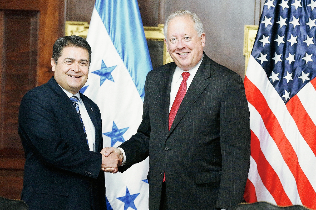 Mandatario de Honduras, Juan Orlando Hernández, junto a al consejero del Departamento de Estado de EE. UU., Thomas Shannon. (Foto Prensa Libre: EFE)
