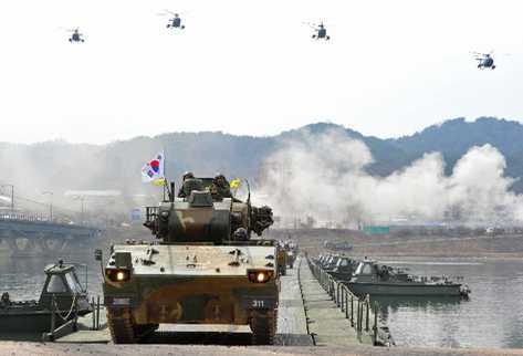 Fuerza militar de Corea del Sur  se prepara en un río cerca de la frontera con Corea del Norte. (Foto Prensa Libre: AFP)