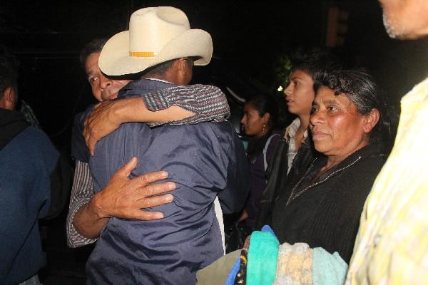 Vecinos abrazan a  liberado.