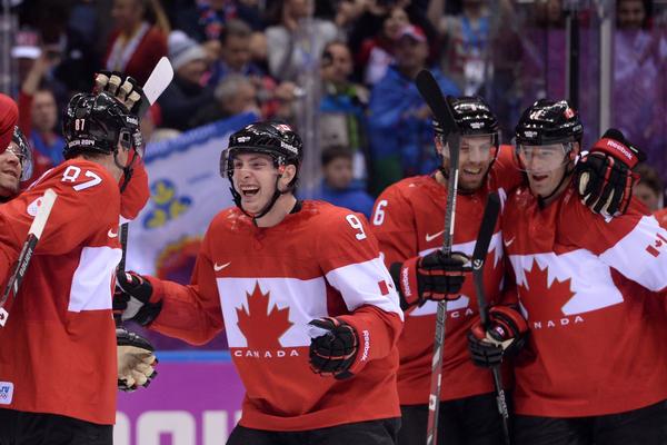 Seleccionados de Canadá celebran la victoria ante Estados Unidos por las semifinales del torneo olímpico de Hockey sobre hielo en Sochi, Rusia. (Foto Prensa Libre: AFP)