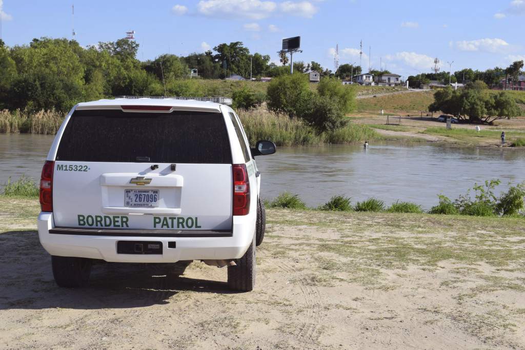 Una patrulla fronteriza de EE.UU. vigila las orillas del Río Bravo. (Foto Prensa Libre: EFE/Archivo).