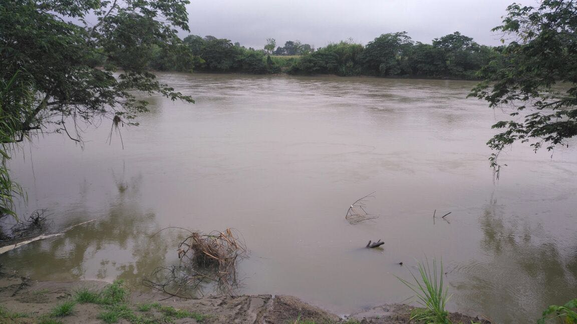 Río Chixoy a punto de desbordarse en Playitas, Cobán, las lluvias continúan fuertes en la región.