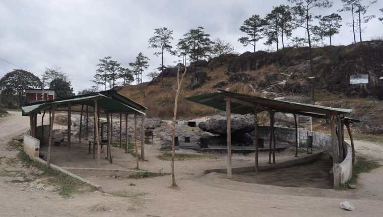 Piedra de los Compadres, sitio turístico, donde fue cometido el doble crimen. (Foto Prensa Libre: Edwin Paxtor)