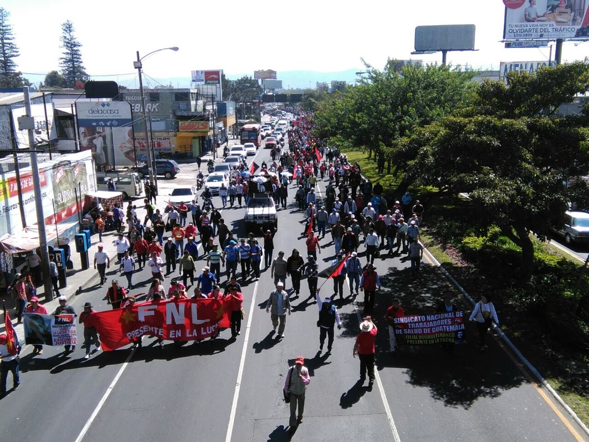 Sindicalistas del Ministerio de Salud protestan contra "masivos despidos" en esa cartera. (Foto Prensa Libre: Estuardo Paredes)