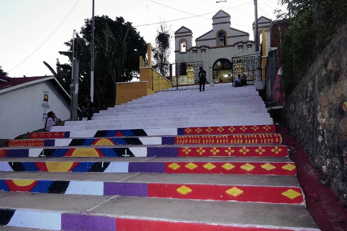 Vecinos San  Cristóbal Verapaz cubren con pintura blanca el mural que fue plasmado sobre las gradas de la Iglesia de El Calvario. (Foto Prensa Libre: Eduardo Sam)