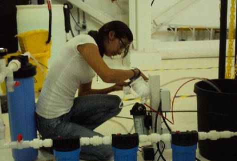 Regina García, guatemalteca de 18 años, diseña su proyecto en la base aeroespacial de Ad Astra Rocket, en Costa Rica. (Foto Prensa Libre: Tomada de archivo)