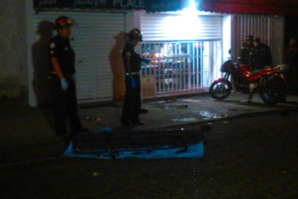 El cuerpo de Aldo Hernández quedó tendido afuera del negocio. (Foto Prensa Libre: Bomberos Municipales)