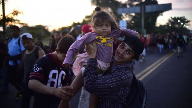 Miles de migrantes reanudaron su marcha hacia Estados Unidos el domingo desde el estado de Chiapas, México. (AFP/GETTY)