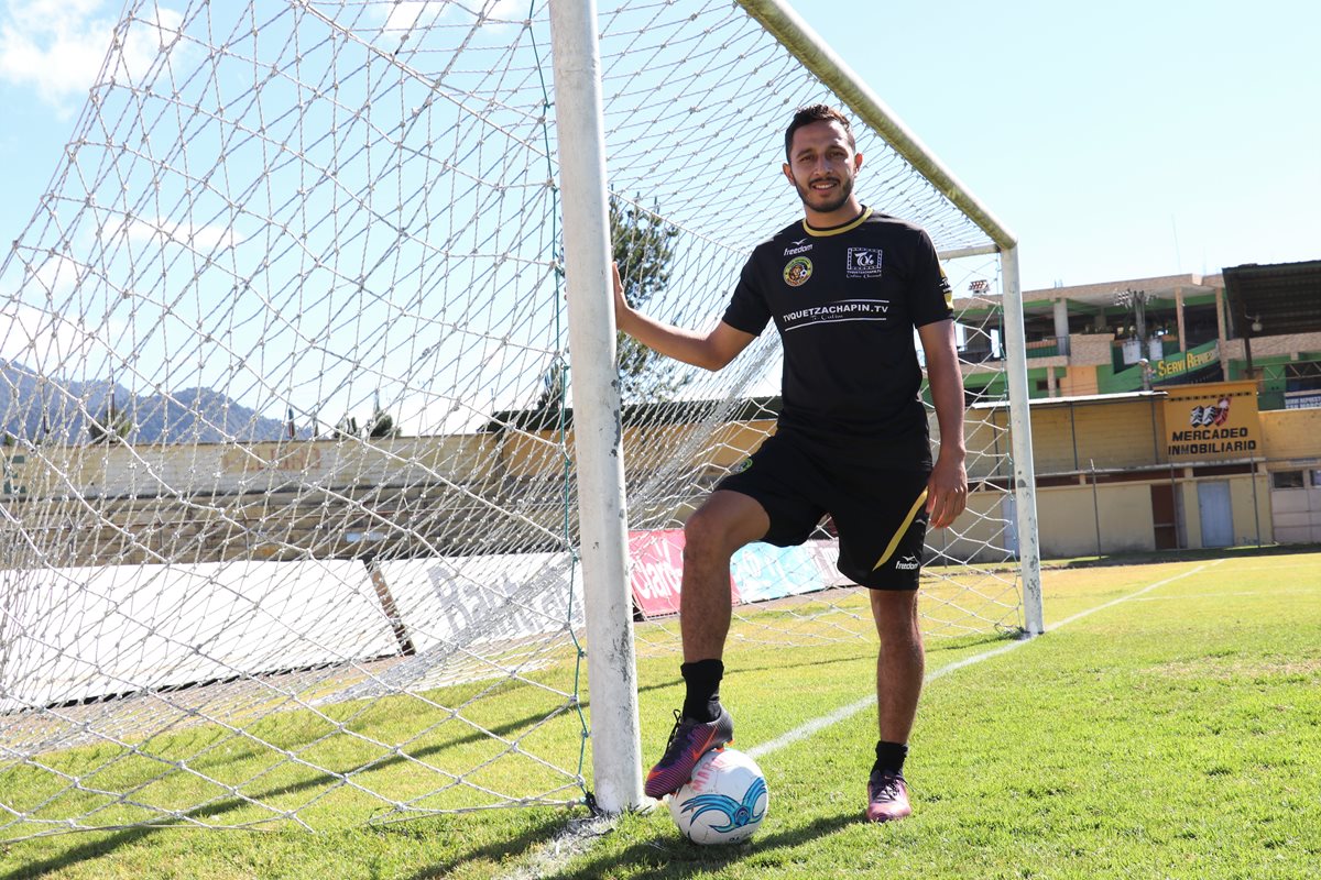 Diego Ruiz Golón luce con optimismo y muchas ilusiones en el Deportivo Marquense. El delantero confía en apoyar al equipo para evitar el descenso. (Foto Prensa Libre: Raúl Juárez)