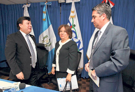 El procurador Vladimir Aguilar, la comisionada presidencial Verónica Taracena y el superintendente Eddy Padilla dan a conocer la posición del Estado.