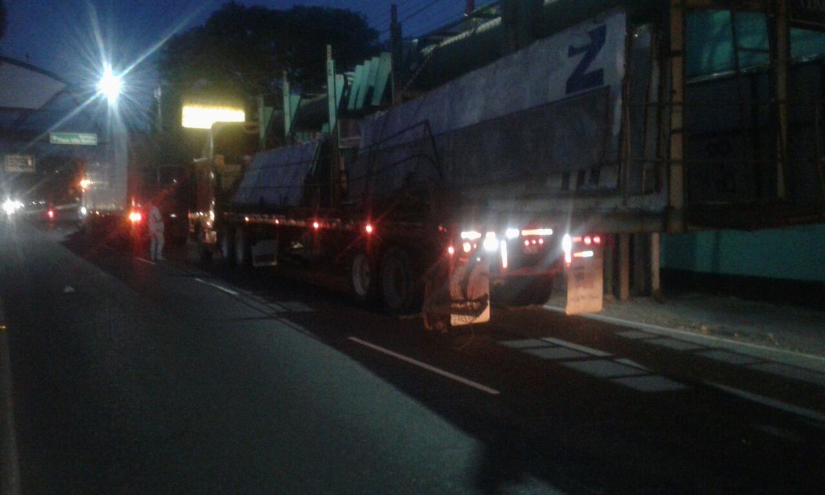 Tráiler abandonado luego de choque. (Foto Prensa Libre: Dalia Santos)