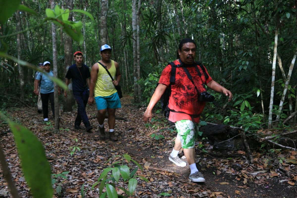 Rigoberto Escobar, corresponsal de Prensa Libre en Petén, captado durante la expedición hacia El Mirador. (Foto Prensa Libre: cortesía)