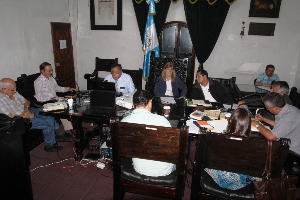 Susana Asencio preside la reunión del concejo en Antigua Guatemala del 18 de agosto último. (Foto Prensa Libre: Miguel López)