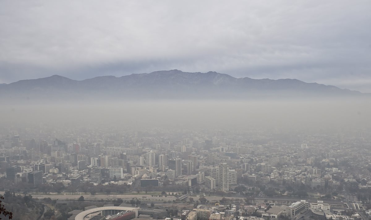 <em>La capital chilena enfrentará el lunes su primera emergencia ambiental  en 16 años. (Foto Prensa Libre: AFP).</em>