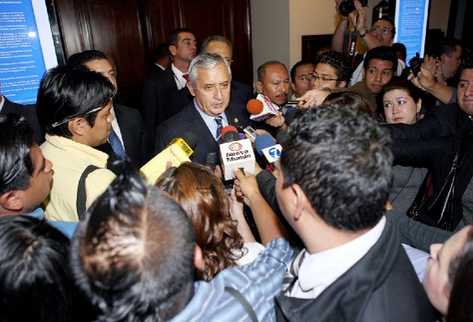 Pérez Molina da declaraciones a la prensa, al salir del primer congreso energético efectuado en la capital guatemalteca.