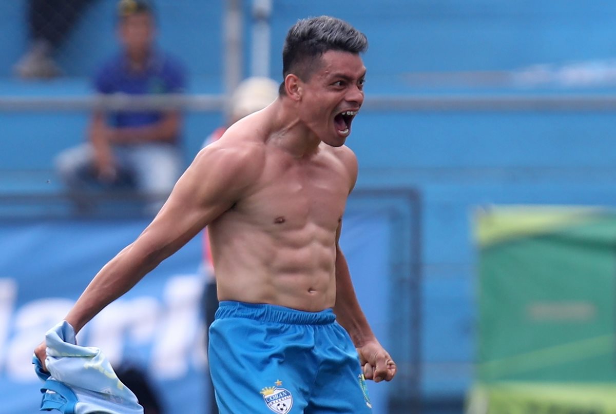 Robin Betancourth celebró igual que Cristiano Ronaldo su gol frente a Municipal. (Foto Prensa Libre: Carlos Vicente)