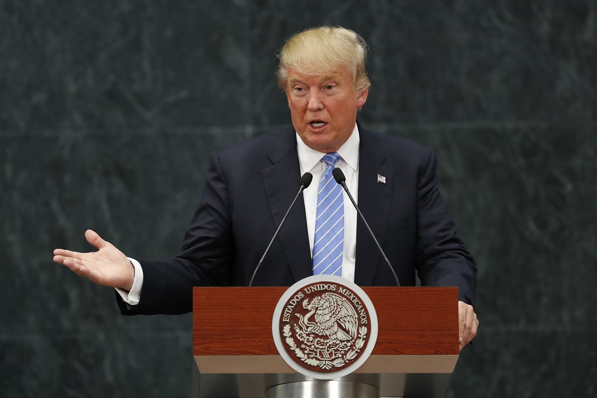 Donald Trump habla durante la conferencia de prensa que ofreció en la sede del gobierno mexicano. (Foto Prensa Libre: AP).