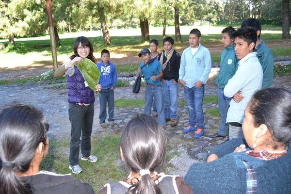 Rui Nitahara, encargada del campamento en Sololá, explica a un grupo de estudiantes sobre como cuidar el ambiente. (Foto Prensa Libre: Édgar Sáenz)