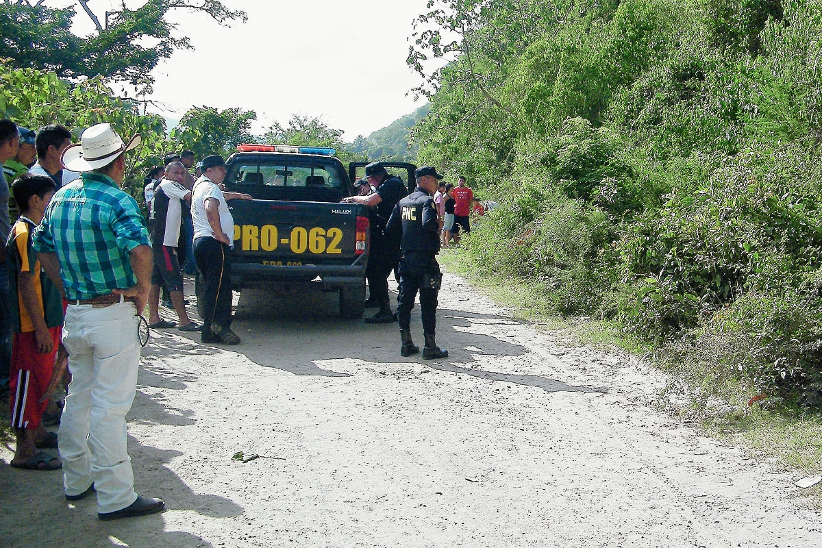 Agentes de la PNC resguardan el área donde fue localizado un cadáver en el caserío Las Tunas, San Antonio La Paz, El Progreso. (Foto Prensa Libre: Héctor Contreras)