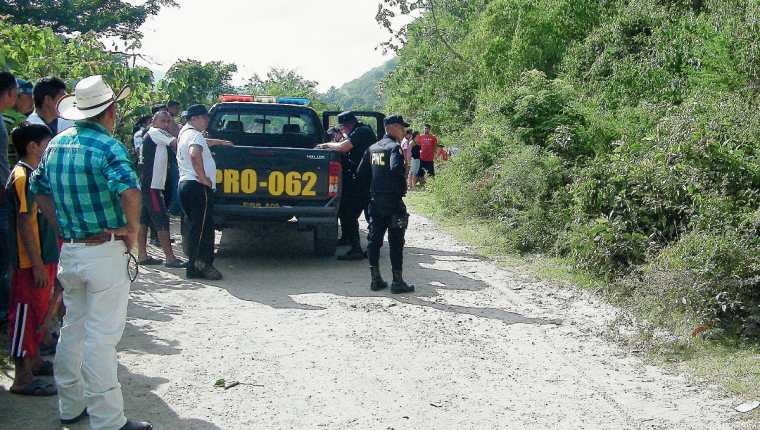 Agentes de la PNC resguardan el área donde fue localizado un cadáver en el caserío Las Tunas, San Antonio La Paz, El Progreso. (Foto Prensa Libre: Héctor Contreras)