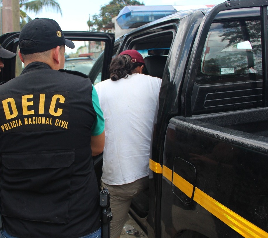 Agentes policiales trasladan a Héctor Aquino al complejo judicial local. (Foto Prensa Libre: Rigoberto Escobar)