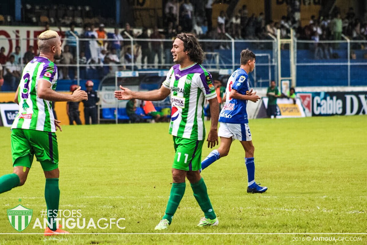 El mexicano Agustín Herrera (d) es felicitado por Jorge Zaldívar, después de colocar el definitivo 2-4 en el marcador contra Suchitepéquez (Foto Prensa Libre: Cortesía Antigua GFC)