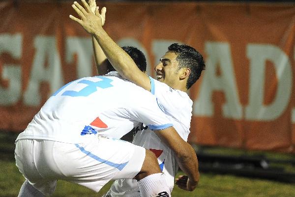 Diego Estrada festeja su golazo con Castrillo. (Foto Prensa Libre: César Pérez)
