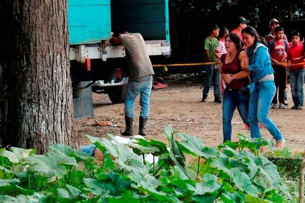 Familiares de víctima y autoridades en el lugar donde quedó el cadáver de Nazario Roca Alburez, en la ciudad de Chimaltenango. (Foto Prensa Libre: Víctor Chamalé).