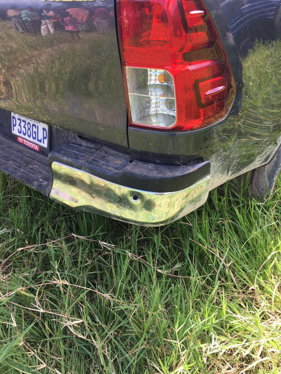 Vehículo del alcalde que muestra un balazo. (Foto Prensa Libre: Eduardo Sam)