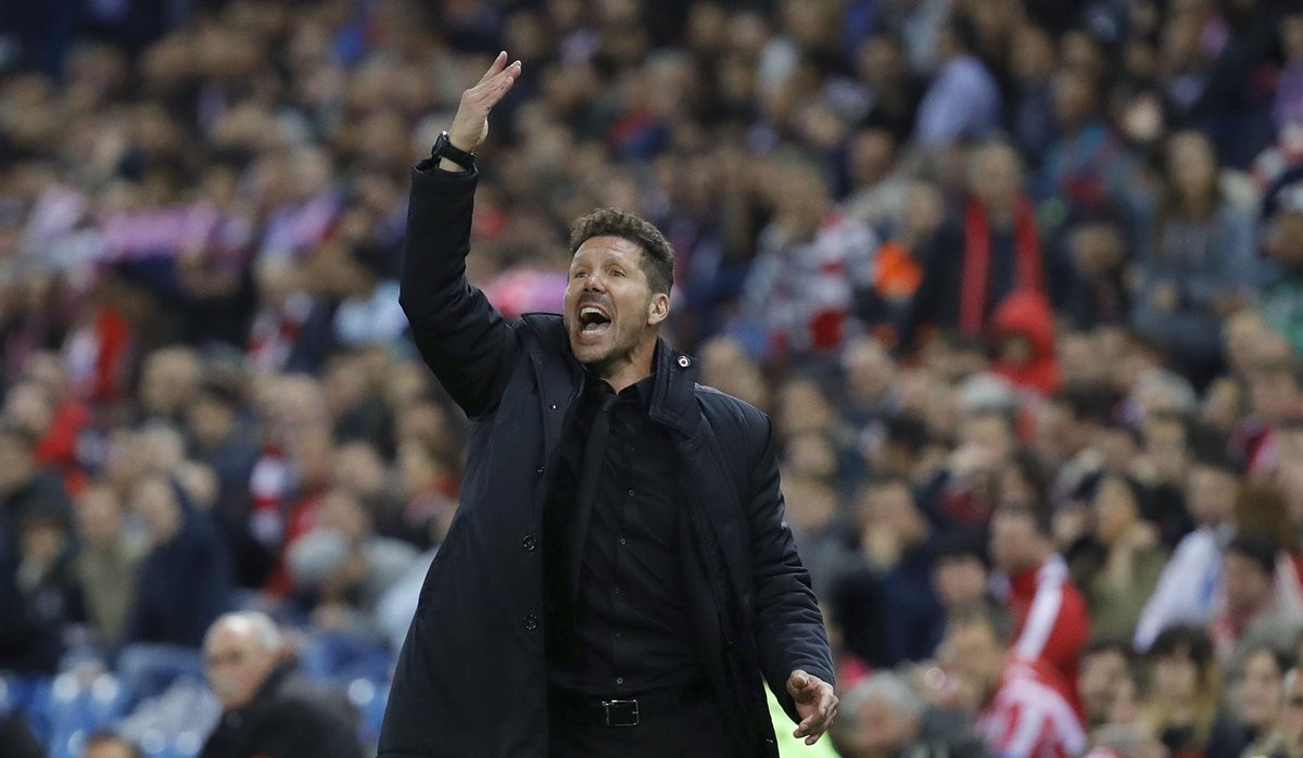Diego Simeone durante el partido que el Atlético le ganó a la Real Sociedad. (Foto Prensa Libre: EFE)