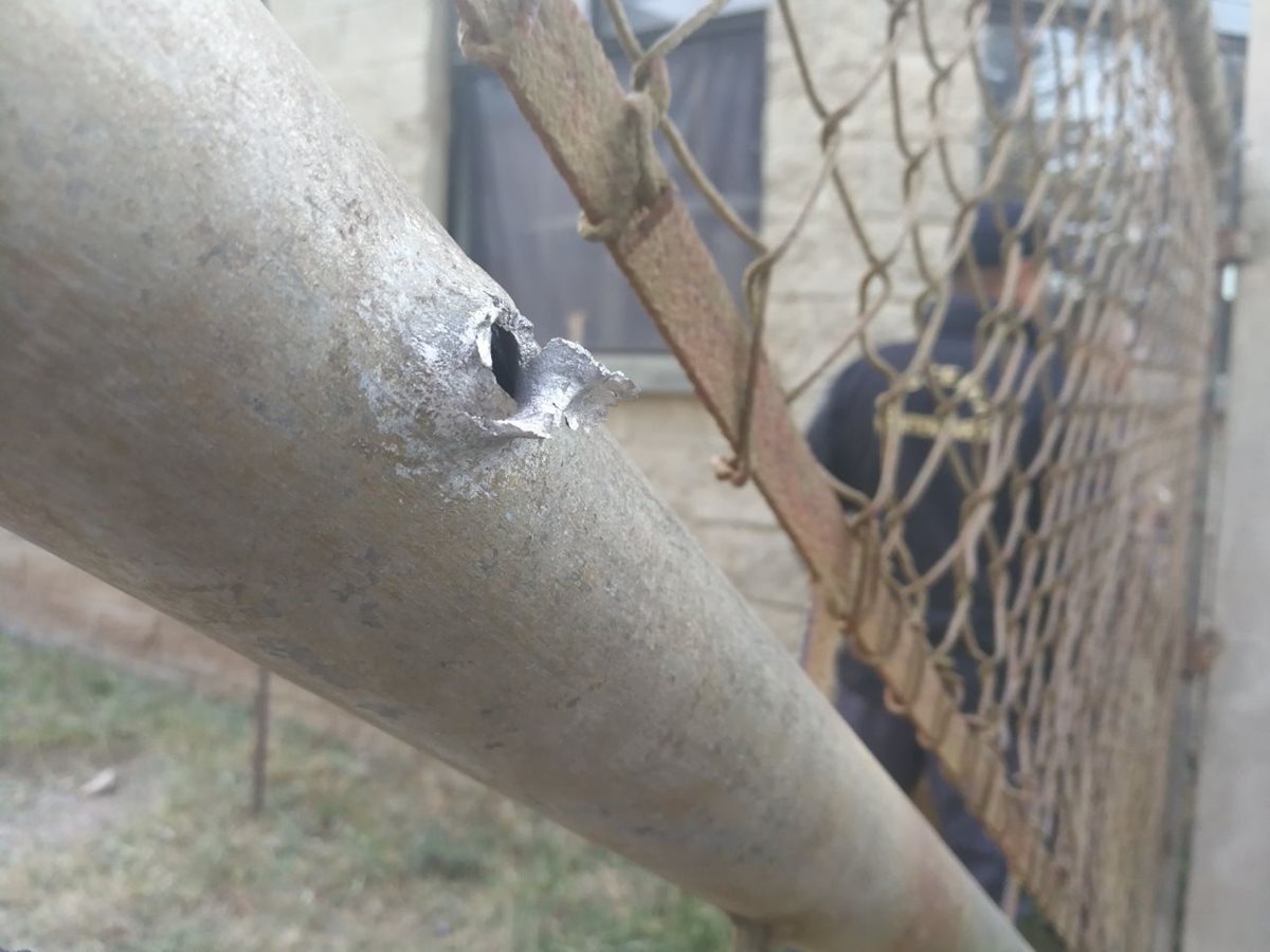 Un disparo impactó en la estructura de ingreso al complejo carcelario Fraijanes. (Foto Prensa Libre: Esbin García).