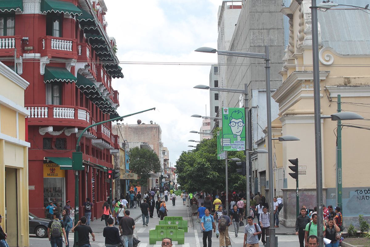 La afluencia se mantiene constante sobre la Sexta Avenida de la Zona 1. (Foto Prensa Libre: Álvaro Interiano)